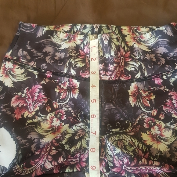 Womens Cropped leggings Floral Skeleton Print Sz Small Workout Activewear Yoga - Picture 9 of 12
